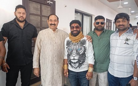 धोक पढवा पर पटेल परिवार द्वारा दिवाली मिलन समारोह।  इन्दौर-