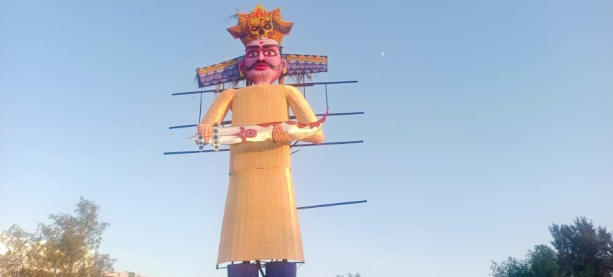 दशहरा मैदान पर खड़ा हो गया 111 फीट ऊँचा रावण का पुतला*