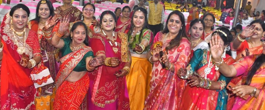 सोलह श्रृंगार में सजी-धजी अग्रवाल समाज की 1200  सुहागनों ने पति के हाथों खोला करवा चौथ का व्रत 