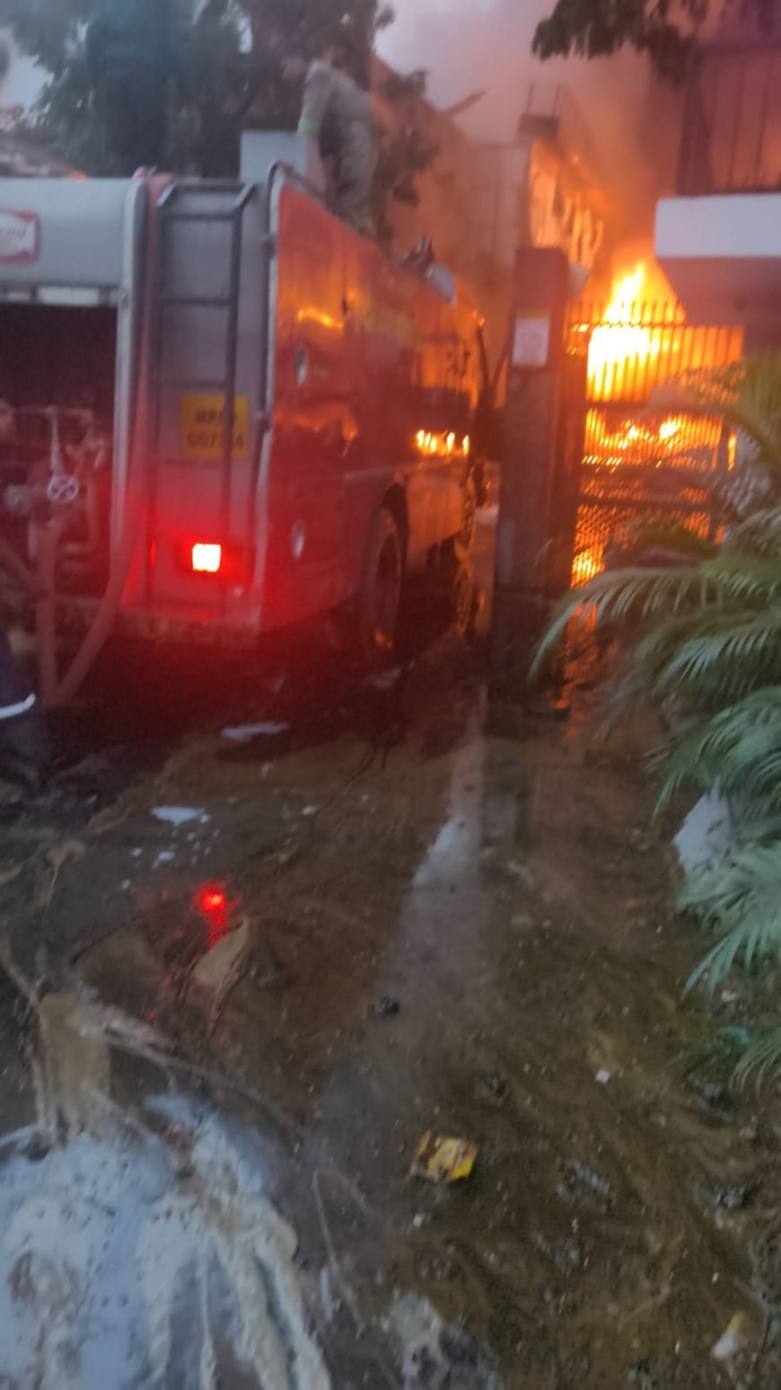 सांवेर रोड औद्योगिक क्षेत्र पारले-जी फैक्ट्री के पास स्थित एम पी डी केमिकल फैक्ट्री में रात्रि को लगी आग* 