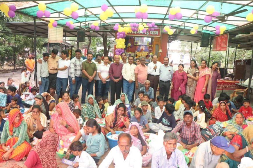 कुष्ठ आश्रम बस्ती के ढाई सौ परिवारों को बाबाश्री ट्रस्ट द्वारा खुशियों का बंटवारा