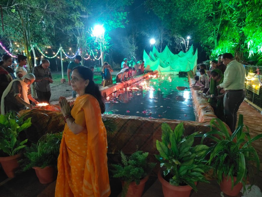 देव दीपावली पर गौ भक्तों ने किया दीपदान, सैकड़ों  दीपों से जगमगा उठा अहिल्या माता गौशाला परिसर