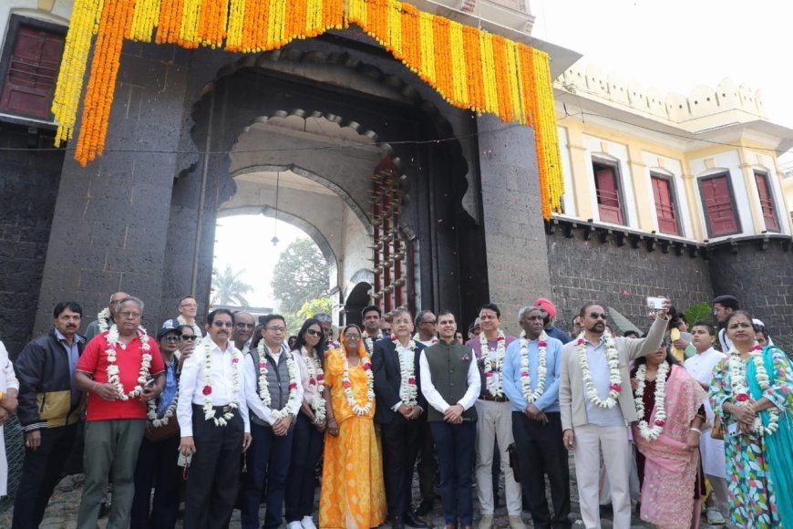 तीन सौ बरस पहले काम आने वाले हथियार और वाहनों की प्रदर्शनी को दिलचस्पी से देख रोमांचित हुए