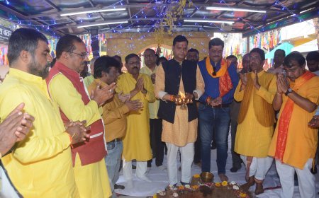 इंदौर प्रेस क्लब में मीडियाकर्मियों के साथ नेता, समाजसेवी और प्रशासनिक अधिकारी भी हुए शामिल