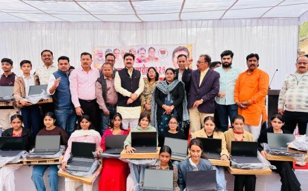 प्रतिभा सम्मान समारोह संयोगितागंज बालक उच्च माध्यमिक विद्यालय  क्रमांक 1 में होनहार विद्याजार्थियों को लैपटॉप और अन्य शिक्षण सामग्री वितरित