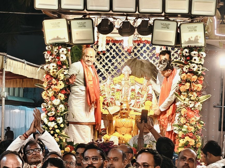 रथयात्रा में श्रद्धालुओं ने हाथों से खीचा रथ