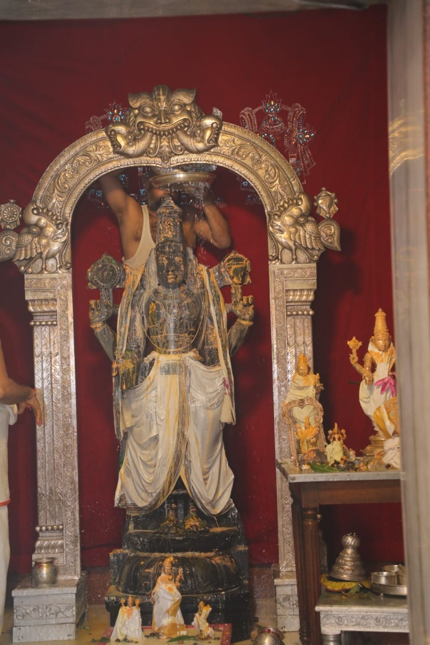 वेंकटेश बालाजी का महा अभिषेक हुआ