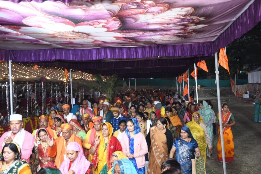 लक्ष्मीनारायण महायज्ञ में प्रातः 4 बजे से लगातार 24 घंटे चल    रहा परिक्रमा का अखंड क्रम