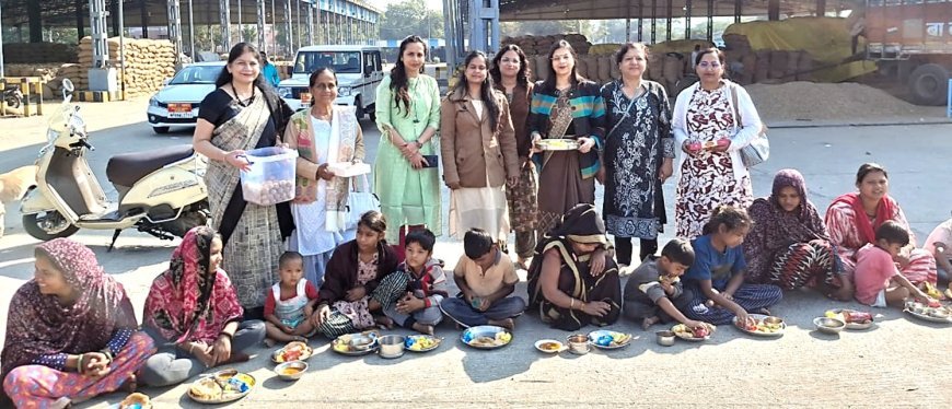 डाक महिला संगठन इन्दौर द्वारा मकर संक्रात पर दान