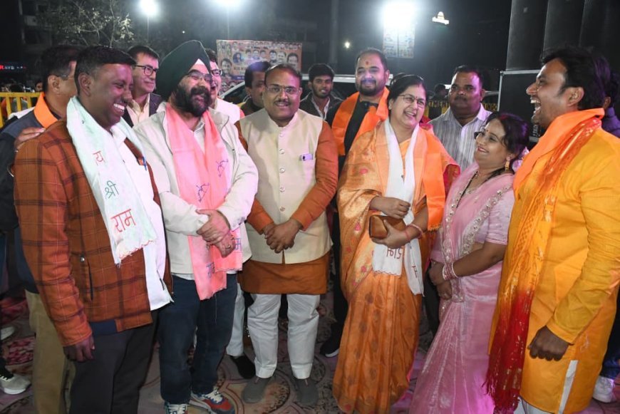 माँ अंजनी पुत्र हनुमान मंदिर मधुमिलन चौराहे पर भजन संध्या में झूम उठे श्रद्धालु, फूल बंगला और भव्य आतिशबाज़ी की 