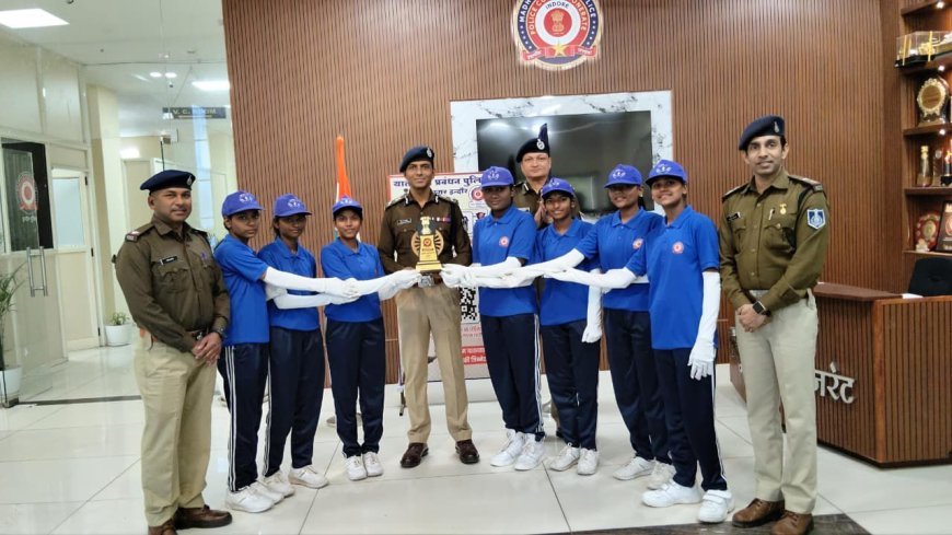 पुलिस की विभिन्न टुकड़ियों के साथ SPC व सृजन बालिकाओं ने भी की कदमताल