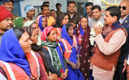 मुख्यमंत्री एवं महापौर द्वारा संत श्री के चित्र पर माल्यार्पण*