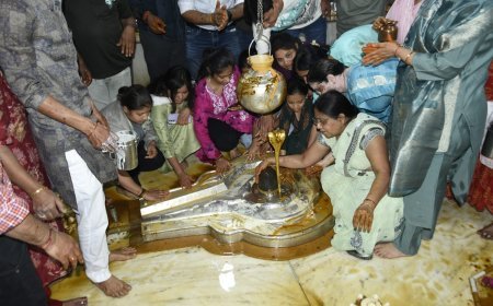 कांटाफोड़ शिव मंदिर पर माँ वैष्णो देवी की गुफा से होकर रजत मंडित 