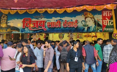 आज सुबह से विजय शाही ठण्डाई की दुकान भारी भीड़ भांग और ठण्डाई का दौर