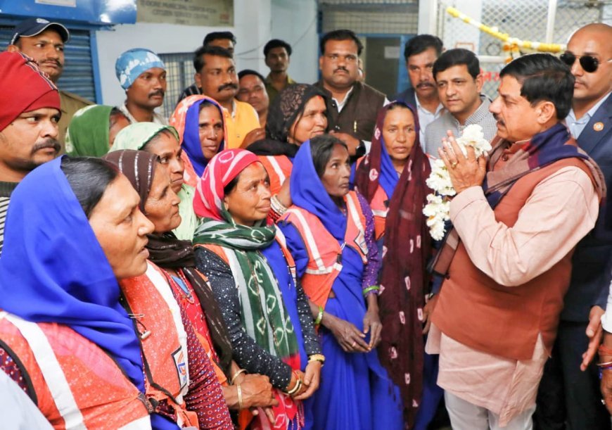 मुख्यमंत्री एवं महापौर द्वारा संत श्री के चित्र पर माल्यार्पण*