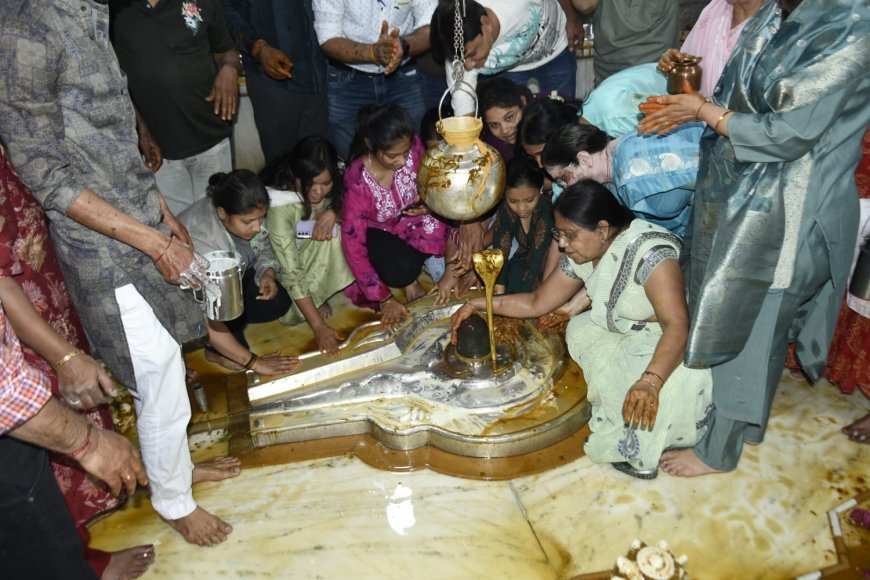 कांटाफोड़ शिव मंदिर पर माँ वैष्णो देवी की गुफा से होकर रजत मंडित 