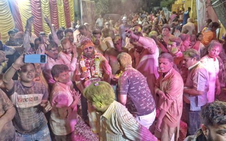 शनिधाम में मना फाग महोत्सव* • फूल, गुलाल से खेली भक्तों ने होली