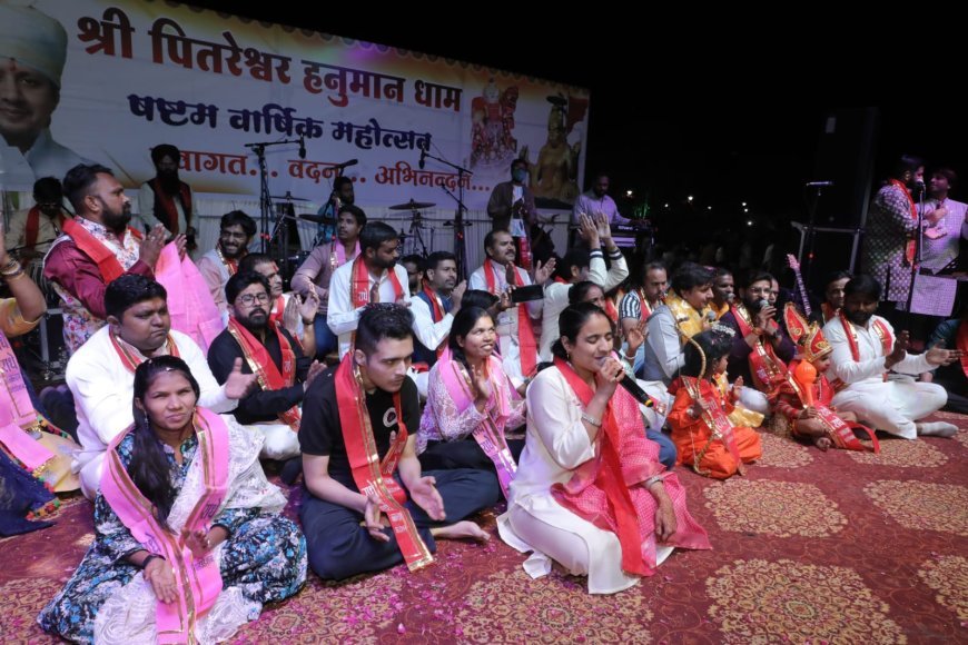 पितृ पर्वत पर  सामूहिक हनुमान चालीसा पाठ