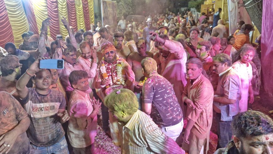 शनिधाम में मना फाग महोत्सव* • फूल, गुलाल से खेली भक्तों ने होली