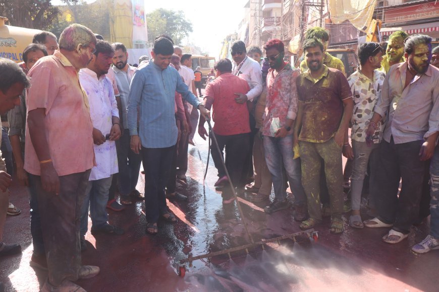 निगम ने इंदौर की ऐतिहासिक रंगपंचमी गैर के तत्काल बाद चाक-चौबंद तैयारी कर की सफाई*