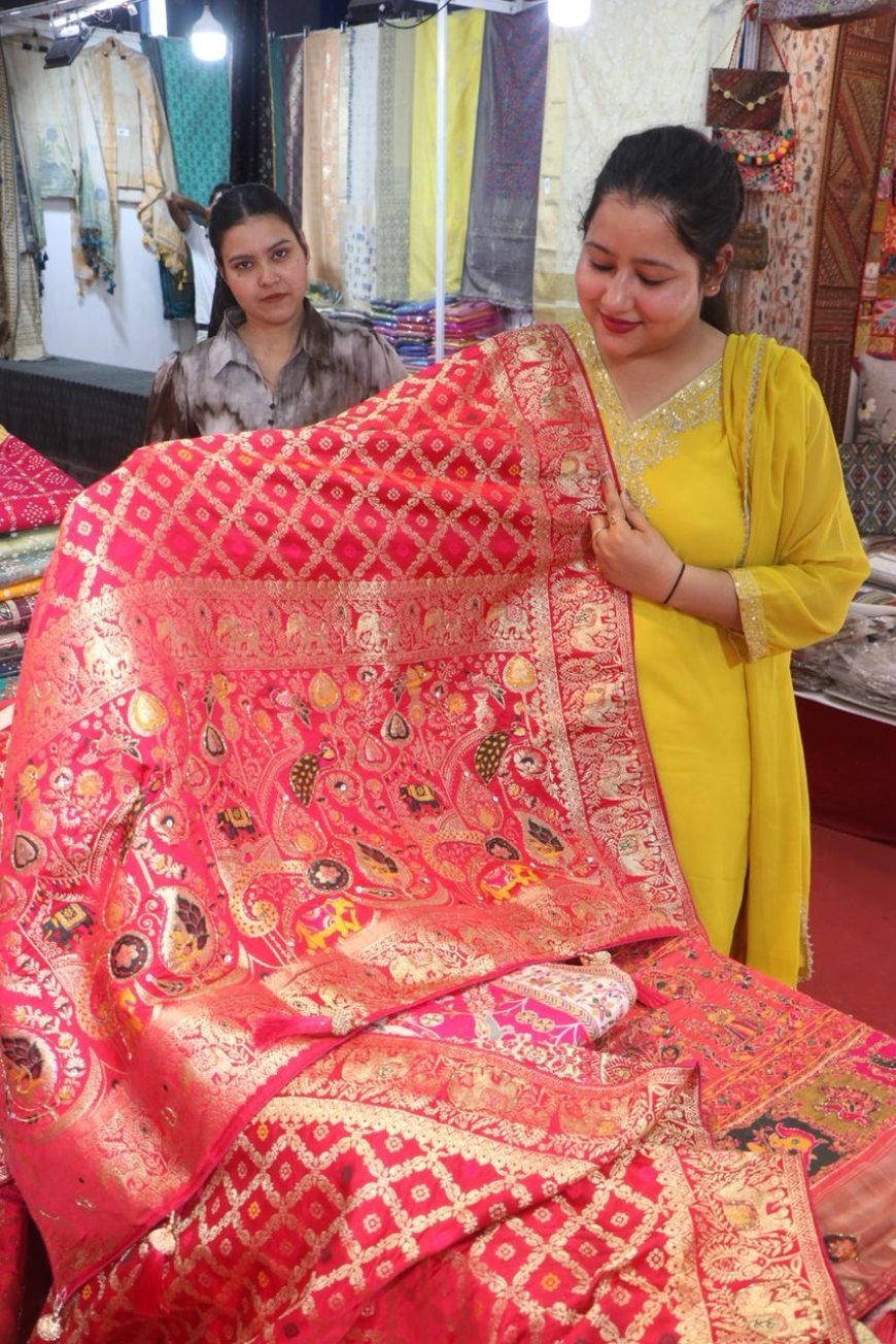 इंदौर के “फाइबर टू सिल्क फैब” में आई पीढ़ियों तक चलने वाली परंपरागत शाही साड़ी