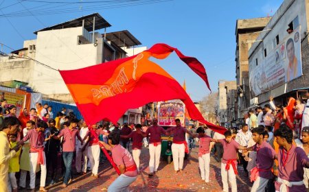 हनुमानजी की भक्ति में डूबा इंदौर: 3 किमी के मार्ग पर 6 घंटे तक अलीजा सरकार का सैलाब, हेलीकॉप्टर से हुई पुष्पवर्षा