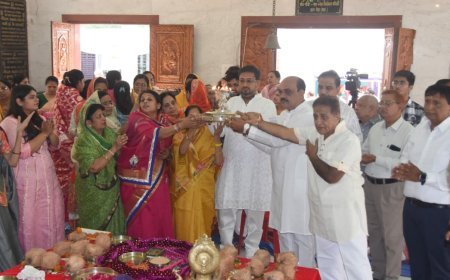 पार्श्व कल्पतरु धाम में गूंजे प्रभु के जयकारे, श्रद्धा से फहराई ध्वजा"