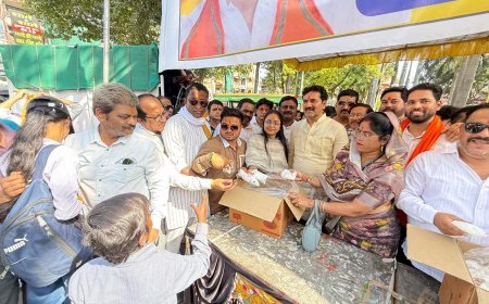 भीषण गर्मी को देखते हुए आमजन को राजबड़ा पर विधायक श्री गोलु शुक्ला द्वारा 51 हजार छाछ के पैकेट का वितरण