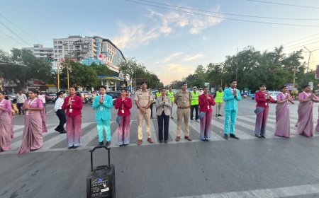 एयर होस्टेस ट्रेनी ने इशारों में समझाए ट्रैफिक नियम