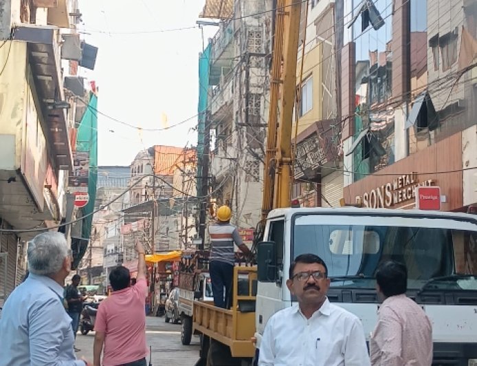 इंदौर शहर में बिजली मैंटेनेंस के महा अभियान में 500 कार्मिक लगाए