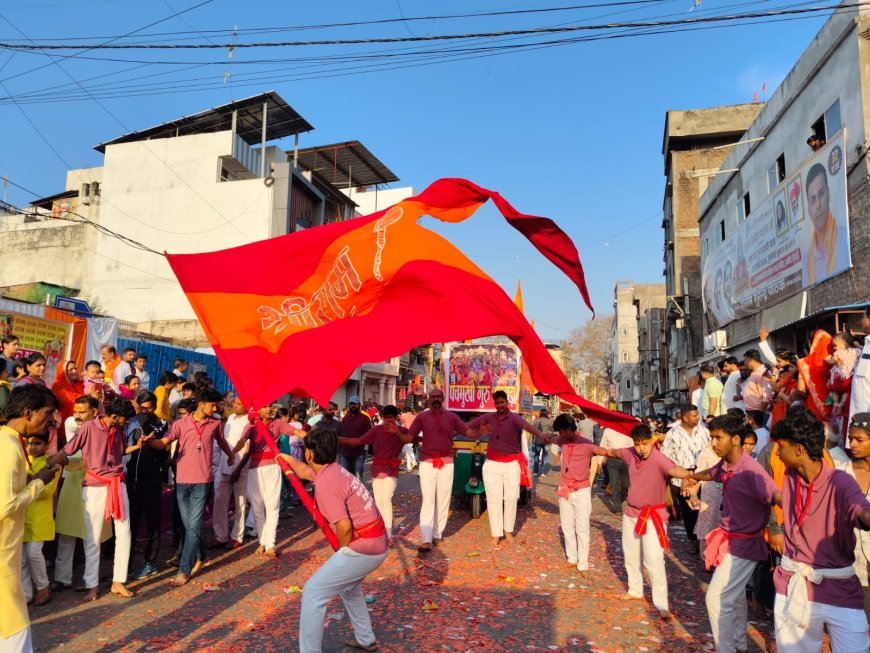 हनुमानजी की भक्ति में डूबा इंदौर: 3 किमी के मार्ग पर 6 घंटे तक अलीजा सरकार का सैलाब, हेलीकॉप्टर से हुई पुष्पवर्षा