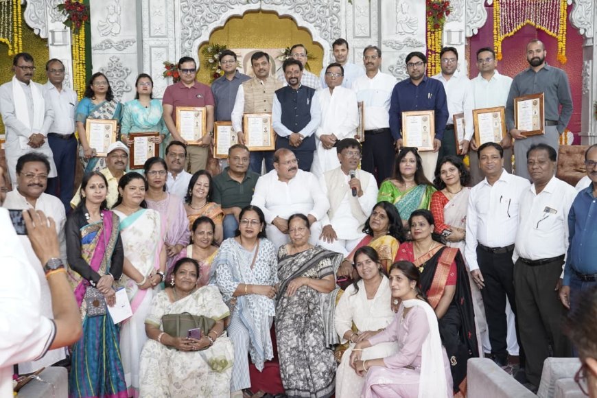 वैश्य महासम्मेलन द्वारा आयोजित निशुल्क चिकित्सा शिविर में सेवाएं देने वाले 18 चिकित्सकों का सम्मान