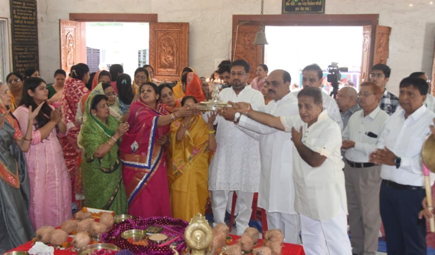 पार्श्व कल्पतरु धाम में गूंजे प्रभु के जयकारे, श्रद्धा से फहराई ध्वजा"