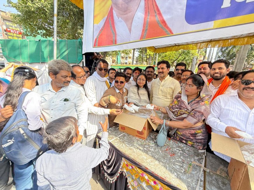 भीषण गर्मी को देखते हुए आमजन को राजबड़ा पर विधायक श्री गोलु शुक्ला द्वारा 51 हजार छाछ के पैकेट का वितरण