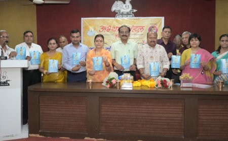 प्रख्यात वक्ताओं के संग सजेगा वैचारिक मंच, अभ्यास मंडल ने 66 वी व्याख्यानमाला के निमंत्रण पत्र का किया विमोचन*            