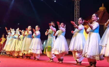 झाल मुरी बना एक फेमस ब्रांड लोगों ने लिए चटकारे*  *बधाई, कर्मा, सिद्धि धमाल तलवार रास, हुडारास ,जम्मू कश्मीर के नृत्य हुए*