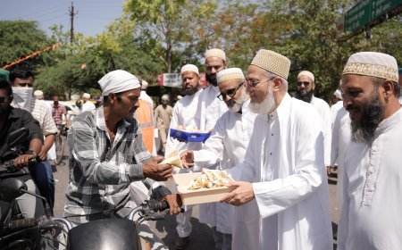 इंदौर की भीषण गर्मी में दाऊदी बोहरा समुदाय ने 18 हज़ार लोगों को बांटी ठंडी छाछ