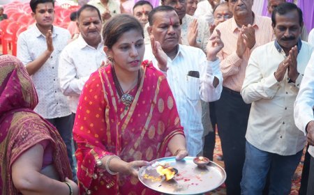 मालवा मील अग्रवाल पंचायत द्वारा चल रहे भागवत ज्ञान यज्ञ में राम जन्मोत्सव के पश्चात आरती करते समाज बंधु।