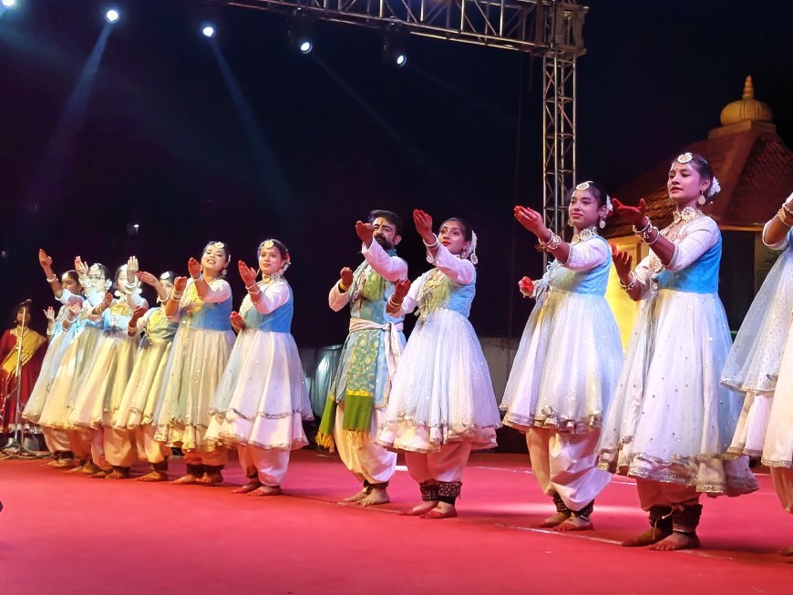 झाल मुरी बना एक फेमस ब्रांड लोगों ने लिए चटकारे*  *बधाई, कर्मा, सिद्धि धमाल तलवार रास, हुडारास ,जम्मू कश्मीर के नृत्य हुए*