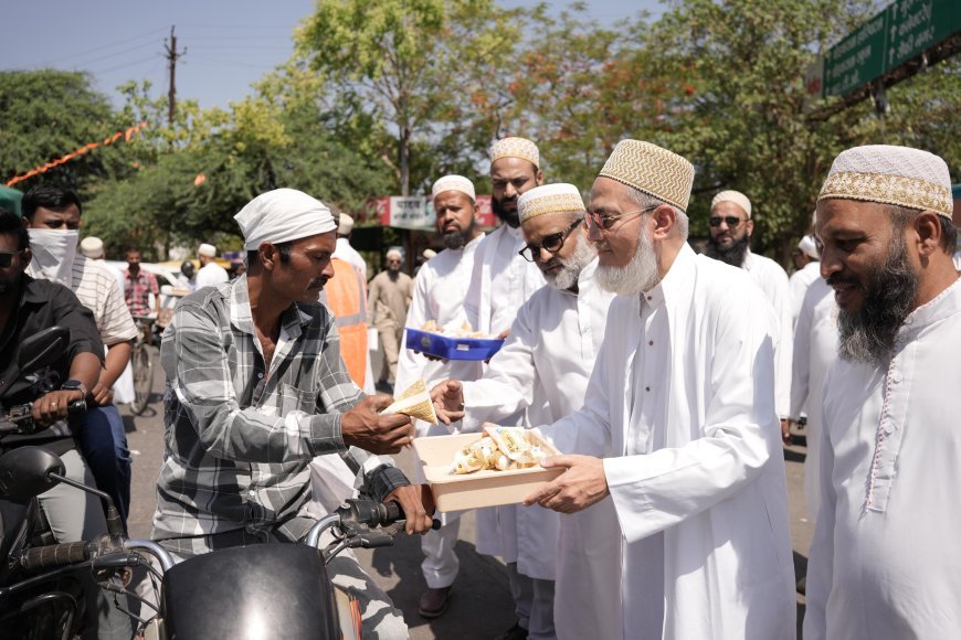 इंदौर की भीषण गर्मी में दाऊदी बोहरा समुदाय ने 18 हज़ार लोगों को बांटी ठंडी छाछ