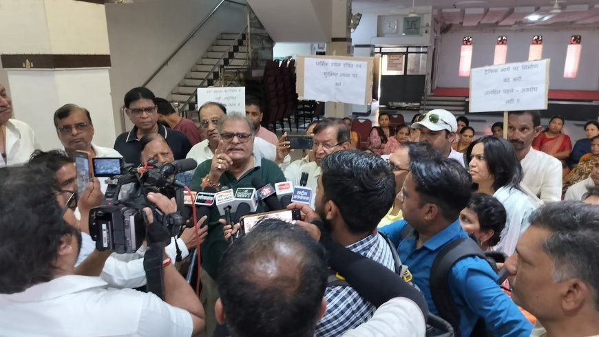 फतेहपुरिया समाज बंधुओं ने अवैध निर्माण के विरोध में सड़क पर उतरकर किया 