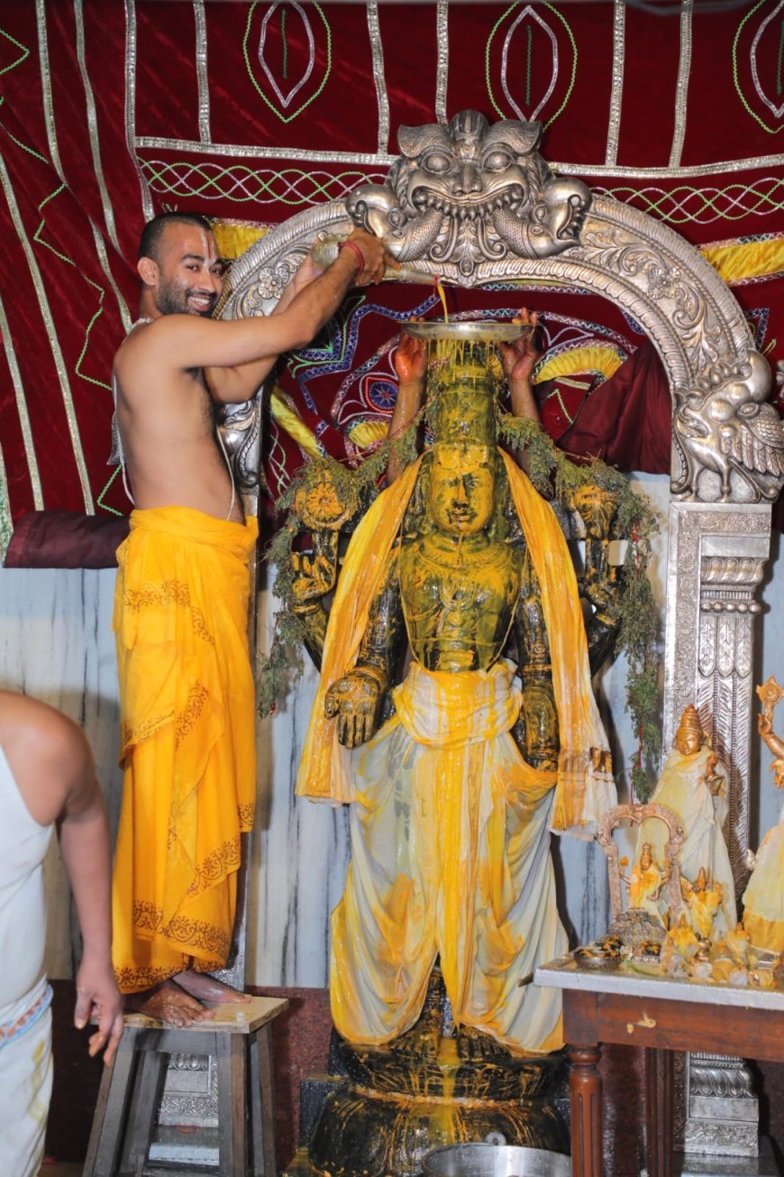 हरी के ऊपर आम का रस छलके* कलयुग में भगवान प्रप्ति हरि नाम के माध्यम से .. श्री यतींद्रचार्य