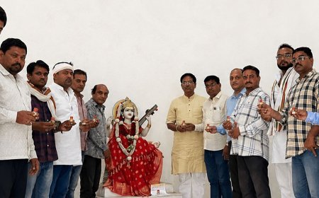 माँ सरस्वती के चरणों में कांग्रेस कार्यकर्ताओं ने शहद की शीशी   सहित ज्ञापन भेंटकर मुख्यमंत्री को सदबुद्धि देने की प्रार्थना की