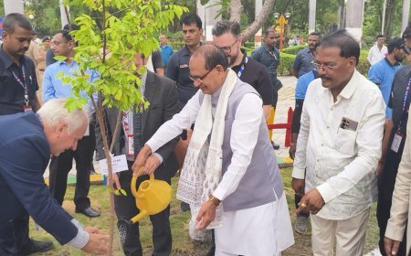 मेघदूत उपवन में "ब्रिक्स वाटिका" में ब्रिक्स सम्मेलन में पधारे अतिथियों द्वारा किया फलदार पौधों का रोपण 