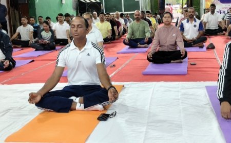 अंतर्राष्ट्रीय योग दिवस पर इंदौर पुलिस कमिश्नरेट ने किया सामूहिक योगाभ्यास