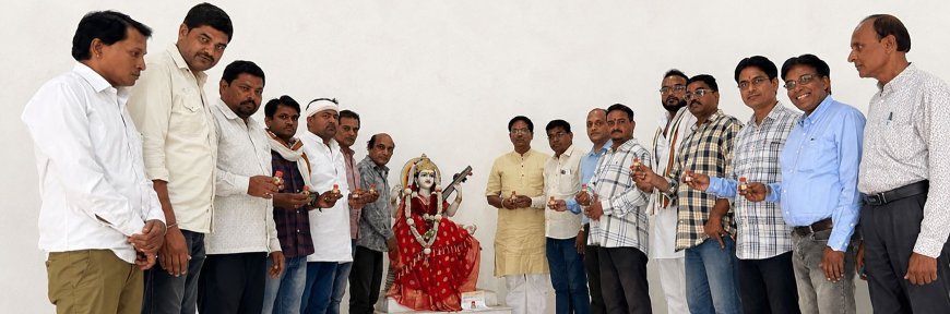 माँ सरस्वती के चरणों में कांग्रेस कार्यकर्ताओं ने शहद की शीशी   सहित ज्ञापन भेंटकर मुख्यमंत्री को सदबुद्धि देने की प्रार्थना की