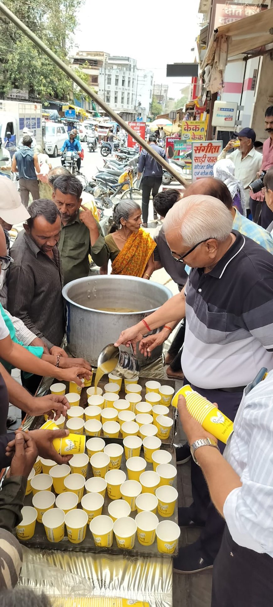 फतेहपुरिया समाज की ओर से गर्मी से त्रस्त आम नागरिकों के लिए प्रतिदिन शीतल पेय वितरण की सेवा शुरू
