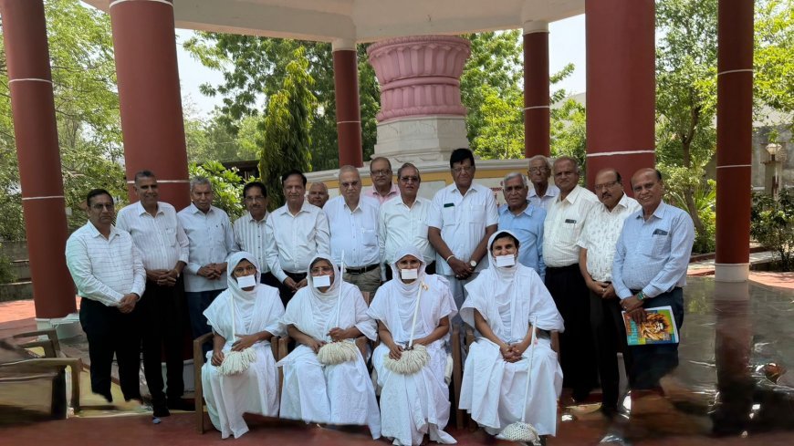 महासती डॉ कुमुद लता जी महाराज के दर्शनार्थ  इंदौर श्रावक संघ पहुंचा रतलाम, लिया आशीर्वाद*