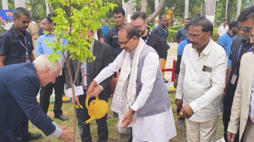 मेघदूत उपवन में "ब्रिक्स वाटिका" में ब्रिक्स सम्मेलन में पधारे अतिथियों द्वारा किया फलदार पौधों का रोपण 