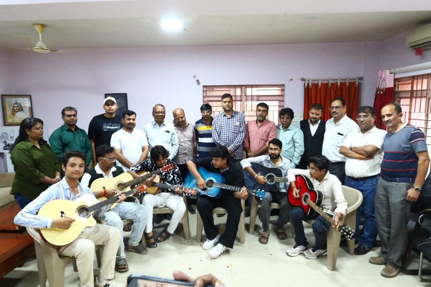 प्रेस क्लब में शुरू हुआ गिटार प्रशिक्षण शिविर बच्चों को आशीर्वाद देने पहुंचे पद्मश्री असलम साबरी बोले संगीत सीखने वालों को हरसंभव मदद करेंगे